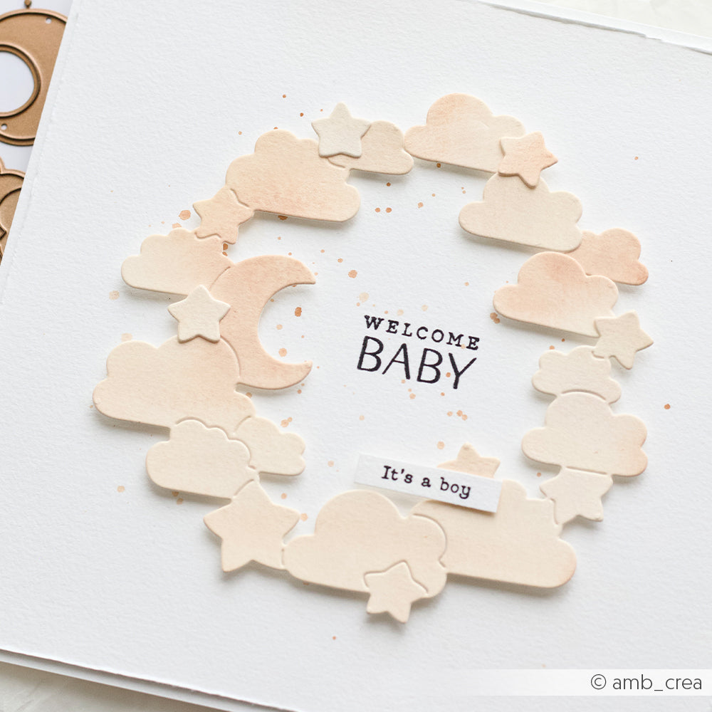 Eine handgefertigte Karte von Alexandra Renke aus Designpapier mit Wolken, Sternen und einem Mond, gestanzt mit der Stanze Nachthimmelkranz. Enthält die Botschaften "Welcome Baby" und "It's a boy".