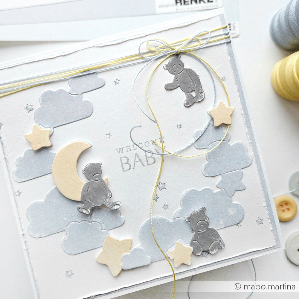 Handgefertigte Babykarte mit Wolken, Sternen, Teddybären, einer Mondsichel und "Welcome Baby" in der Mitte - gefertigt mit Alexandra Renkes Motivstanze Nachthimmelkranz und hochwertigen Designpapieren für eine charmante Note.