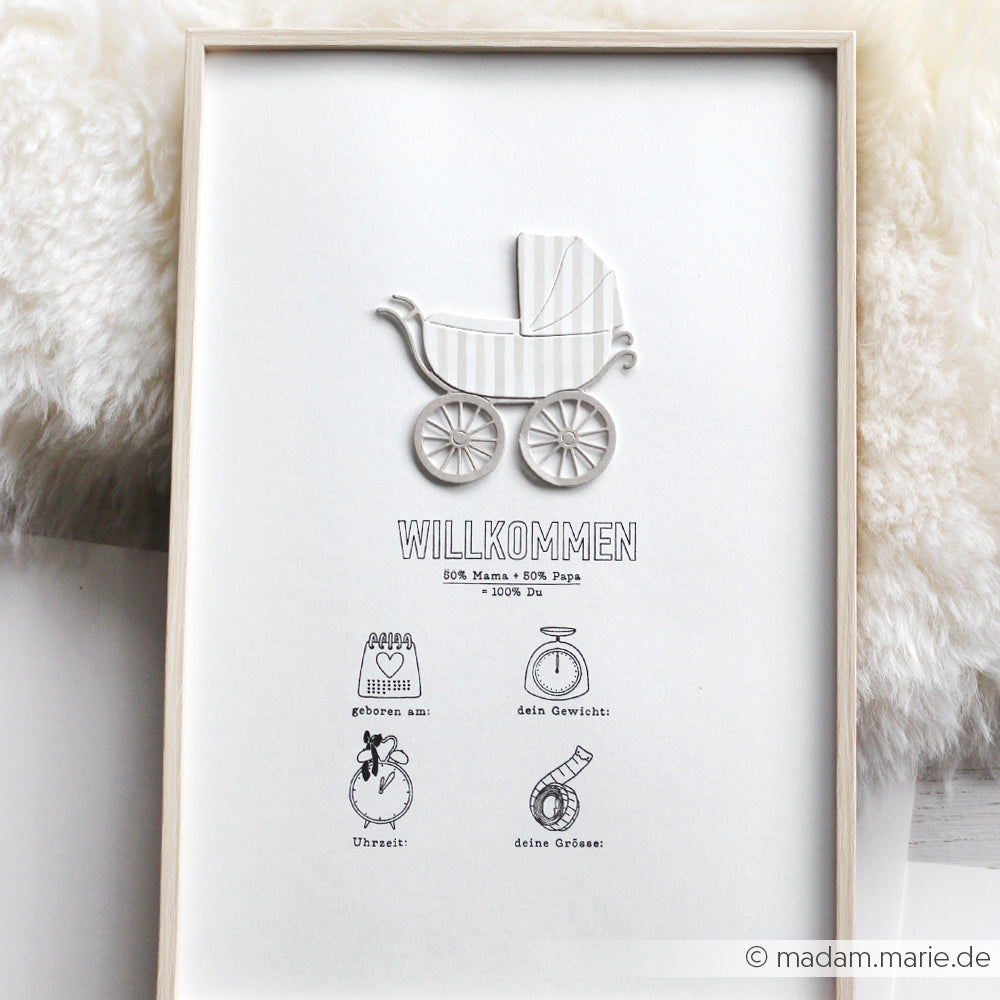Gerahmtes 3D-Papier-Kinderwagen-Kunstwerk von Alexandra Renke, hergestellt mit Designpapieren und Motivstanze Kinderwagen; mit deutschem Begrüßungstext und Platz, um Geburtsdaten hinzuzufügen.