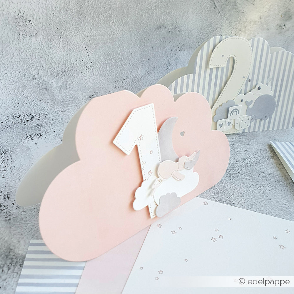 Pastellrosa und weiße Wolkenkarte mit der Nummer 1 und einem Elefanten, hergestellt mit Alexandra Renke Motivstanze Kartenaufleger Wolke Dies; ähnliche Karte Nummer 2 im Hintergrund. Ideal für kreative Projekte mit Stanzsystemen.