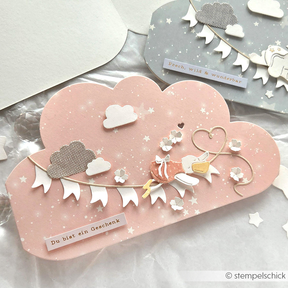 Die rosa Wolkenkarte von Alexandra Renke zeigt einen Vogel, ein Herz, eine Ammer und kleine Blumen mit deutschem Text unten links. Ideal für die Verwendung als gestanzter Kartenaufleger oder mit Designpapier und DieCut-Systemen.
