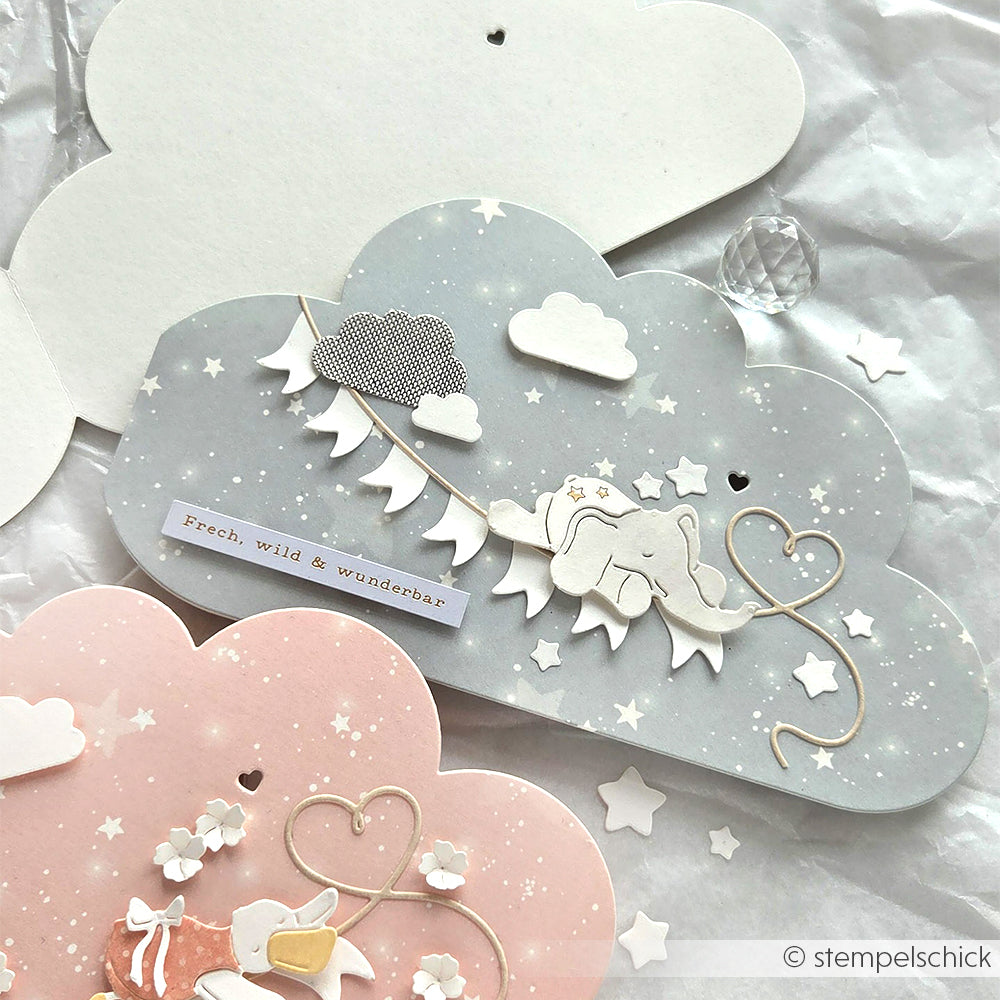 Wolkenförmige Karte mit Elefant, Herz und Sternen in sanften Pastellfarben, gestaltet mit Alexandra Renke Designpapieren und einer Motivstanze für präzise Stanzdetails.
