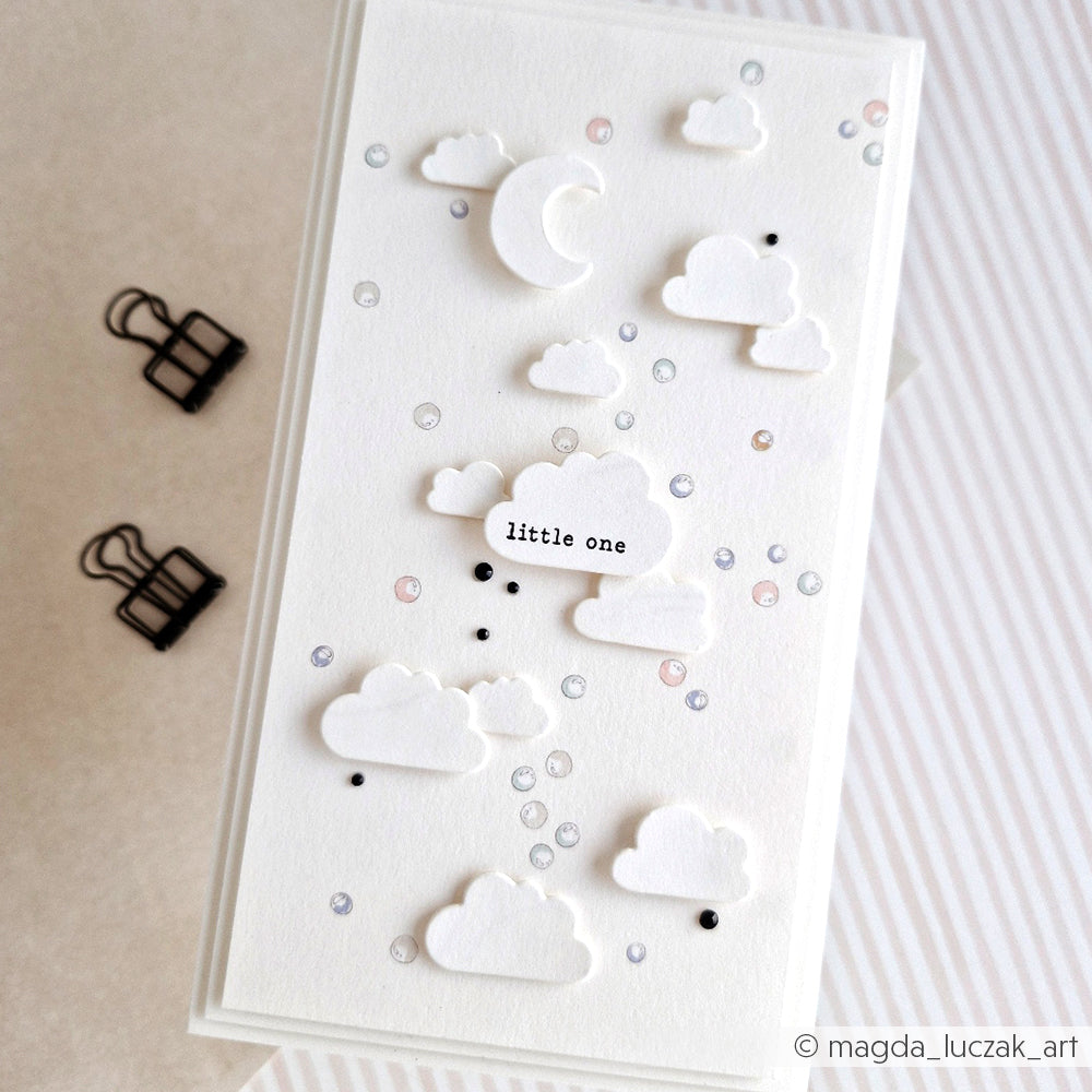 Die handgefertigte Karte von Alexandra Renke zeigt Motivstanze-Akzente - weiße Wolken, einen Mond, pastellfarbene Punkte und "little one" - auf einem strahlend weißen Hintergrund.