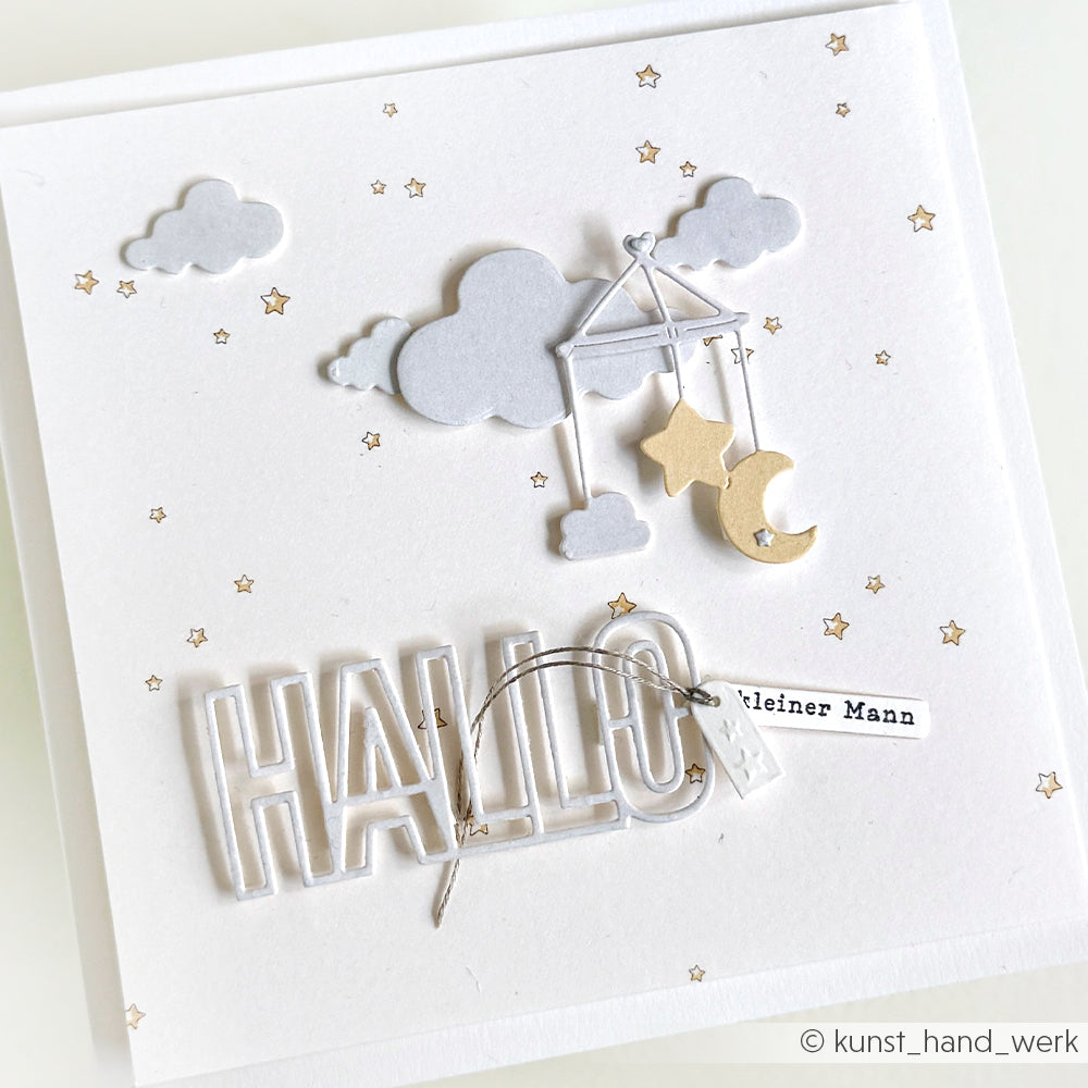 Quadratische Karte mit "HALLO", Wolken, Sternen und einem hängenden Mond- und Sternenmobile auf weißem Hintergrund - perfekt, um Ihre Lieblingsdesignpapiere von Alexandra Renke in Szene zu setzen oder mit Ihren bevorzugten DieCut-Systemen Dimensionen hinzuzufügen.