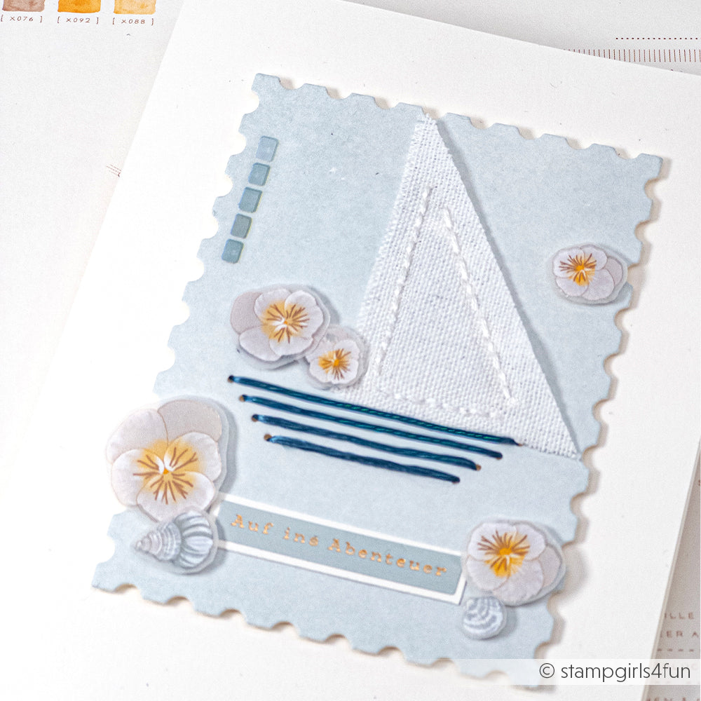 Handgefertigte Karte von Alexandra Renke mit einem weißen Segelboot, blauen Linien, Blumen, Muscheln, ausgestanzten Details und dem Schriftzug „Auf ins Abenteuer“ – ideal als Postkarte zum Thema „Stick-Schiff“ für besondere Anlässe.