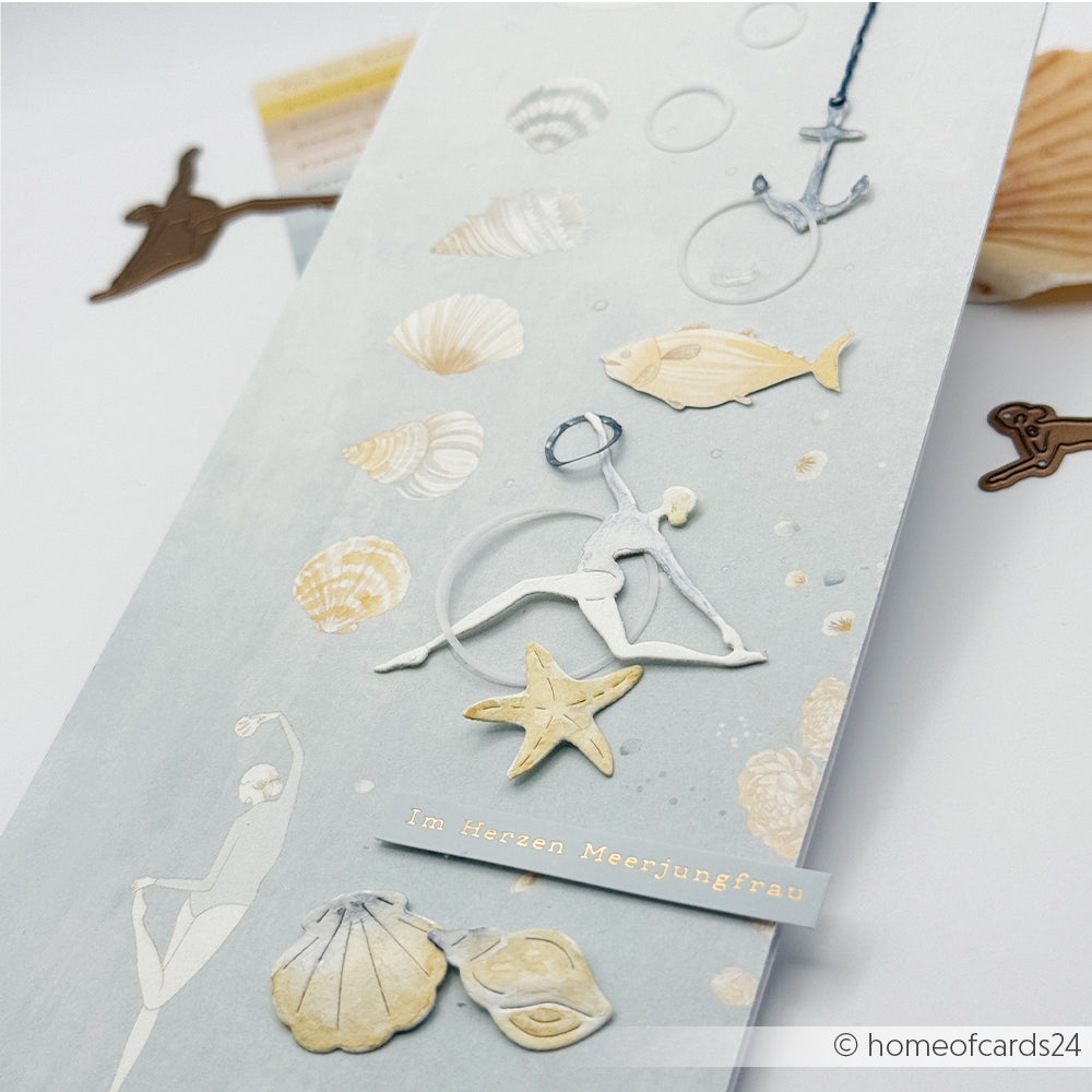 Handgefertigte Karte von Alexandra Renke mit einer Meerjungfrau, Muscheln aus dem „Muschel Set“, Fischen und Strandmotiven auf hellblauem Hintergrund – gefertigt mit hochwertigen Motivstanzen und Stanzsystemen für einzigartige Details.