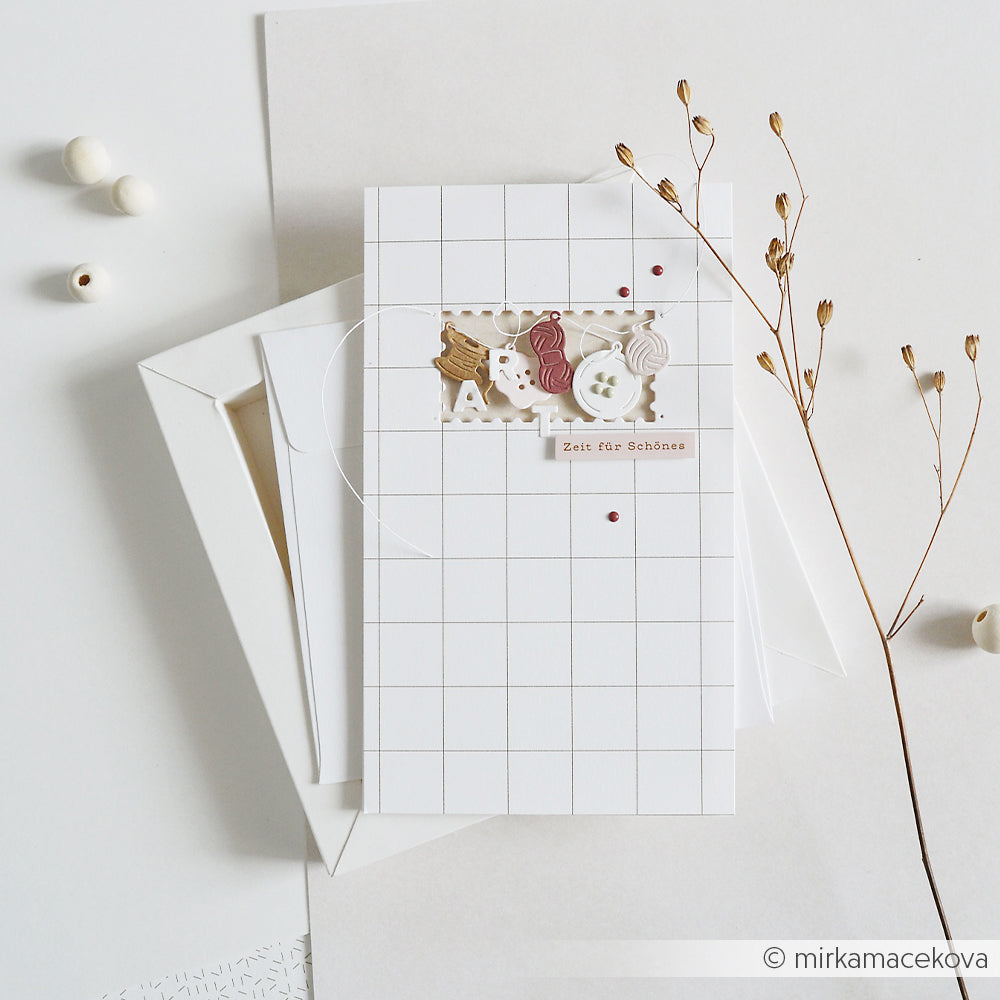 Minimalistische Grußkarte mit Rasterlinien, verziert mit Plätzchen, auf weißem Hintergrund mit getrockneten Pflanzen – ideal zum Kombinieren mit Ihren Lieblingskreationen von Alexandra Renke Motivstanze oder DieCut Systeme.
