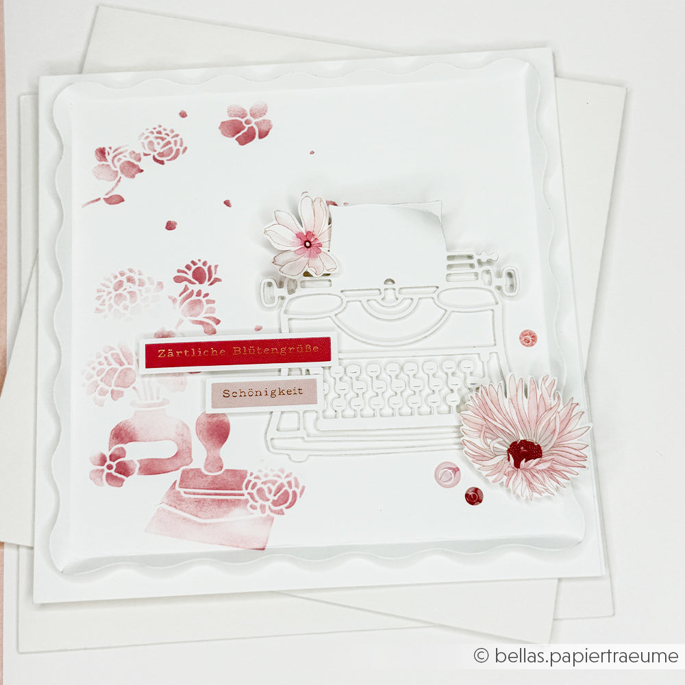 Handgefertigte Karte von Alexandra Renke mit einer Schreibmaschine, die mit der Motivstanze „Schreibmaschine Outline“ gestaltet wurde und mit Blumen, deutschen Sprüchen sowie rosa-weißem Designpapier verziert ist.