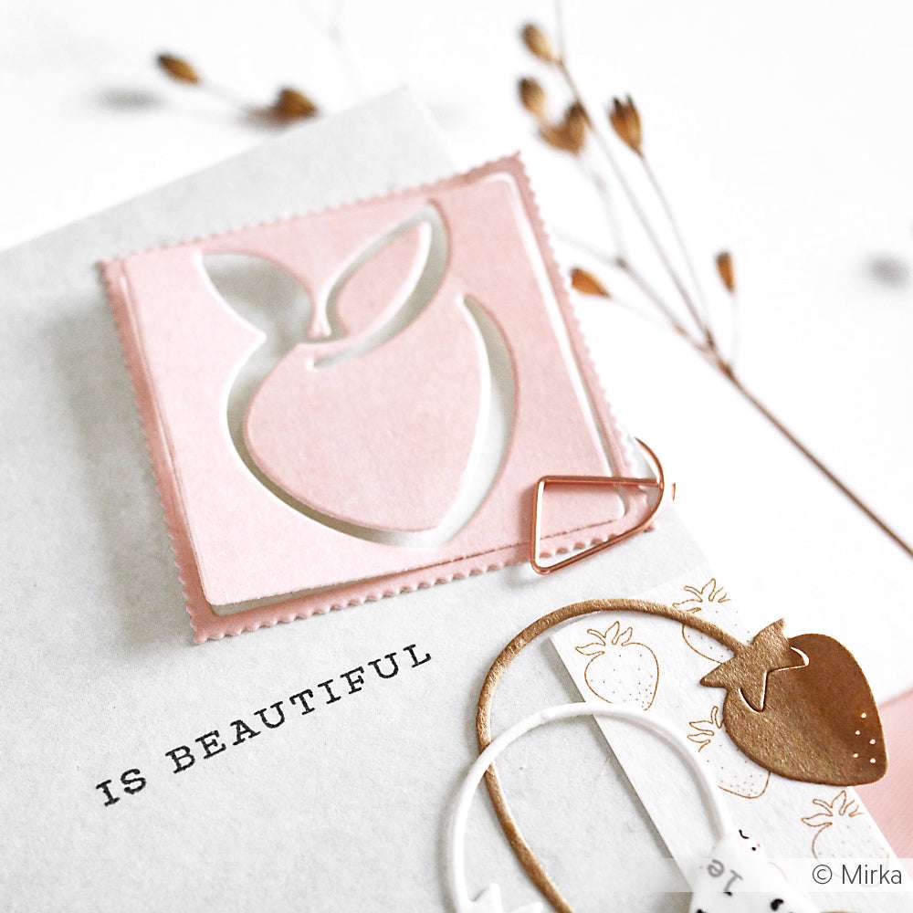 Eine rosafarbene Erdbeer-Ausschnittkarte mit der Alexandra Renke Motivstanze Erdbeere auf weißem Designpapier, mit dem Text "IS BEAUTIFUL" und Trockenblumen im Hintergrund.