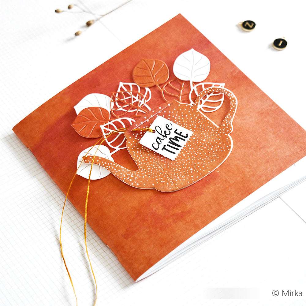 Eine Karte von Alexandra Renke mit einem Design aus Teekanne und Blättern, beschriftet mit "cake TIME", auf orangefarbenem Hintergrund mit goldener Schnur, hergestellt mit Designpapier Stanzen für scharfe Details.