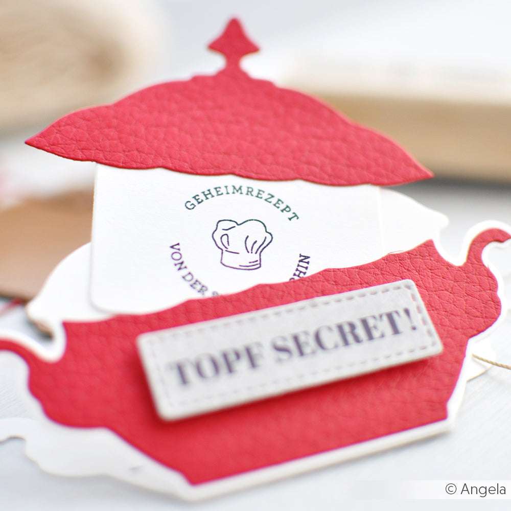 Eine rot-weiße Topfkarte mit der Aufschrift "Topf Secret!" und einem Geheimrezept, gestaltet mit der Motivstanze von Alexandra Renke. Ideal als kreatives Terrinen Namensschild für Ihr nächstes Event.