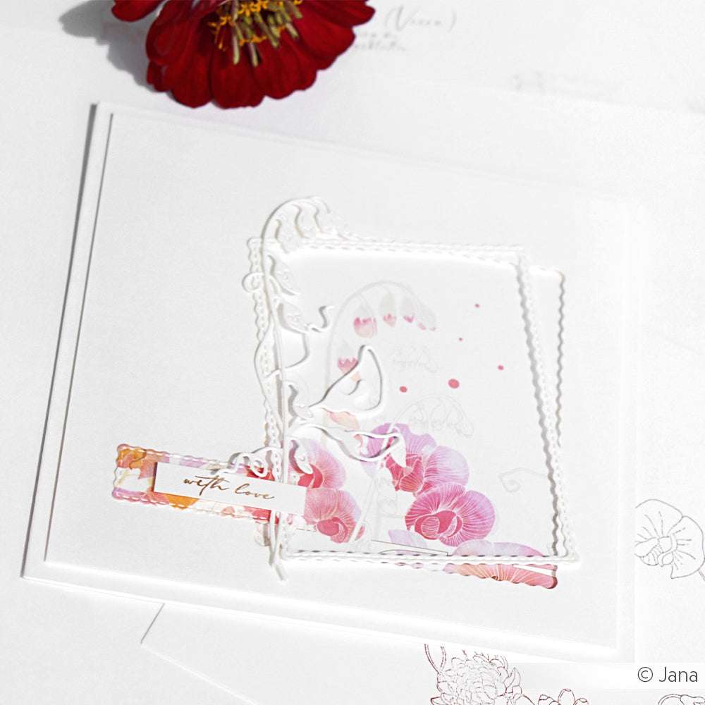 Quadratische weiße Grußkarte von Alexandra Renke mit rosafarbenem Blumendesign und "With Love"-Anhänger, fotografiert mit einer roten Blume - hergestellt mit Stanzsystemen für präzise Schnitte und elegante Formen.