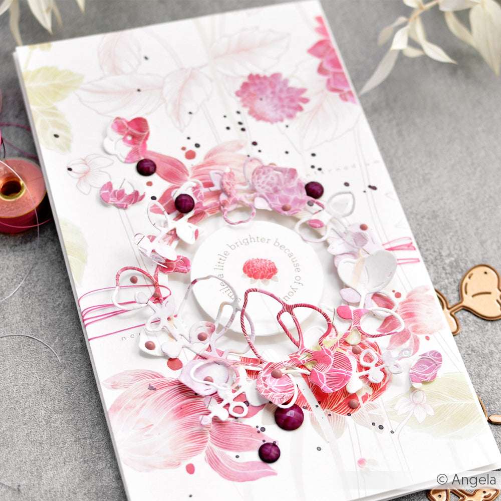 Handgefertigte Blumenkarte mit rosa und lila Akzenten, mit einem kreisförmigen Design aus Alexandra Renke Designpapieren und mit der Motivstanze Eukalyptuskranz verziert.