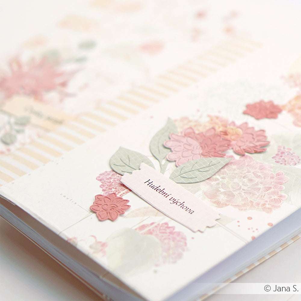 Ein florales Notizbuch von Alexandra Renke mit rosa und pastellfarbenen Blumen und Hudební zápisník auf dem Einband, inspiriert von den Designpapieren der Motivstanze Dahlien-Wicken-Kranz für einen zarten, künstlerischen Look.