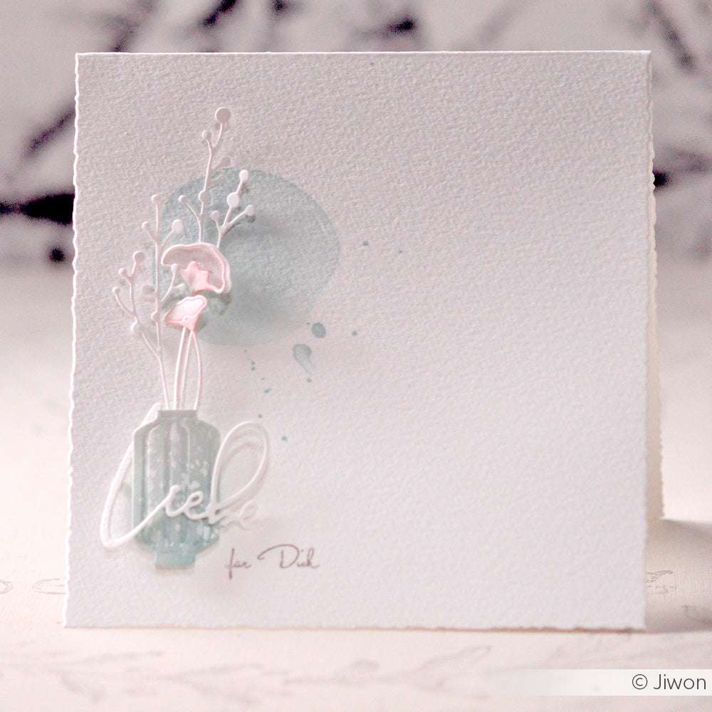 Minimalistische Karte von Alexandra Renke mit einer pastellfarbenen Vase und weißen Blumen aus dem Motivstanze Knospen Set, dazu "Liebe" über "für Dich" auf strukturiertem Papier.