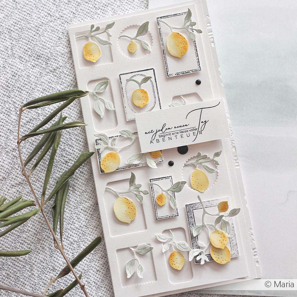Handgefertigte Karte mit gelben Zitronen, grünen Blättern und erhabenen Rahmen auf weißem Hintergrund, hergestellt mit dem Alexandra Renke Motivstanze Zitronenzweige Dies Set, dargestellt neben Olivenzweigen.