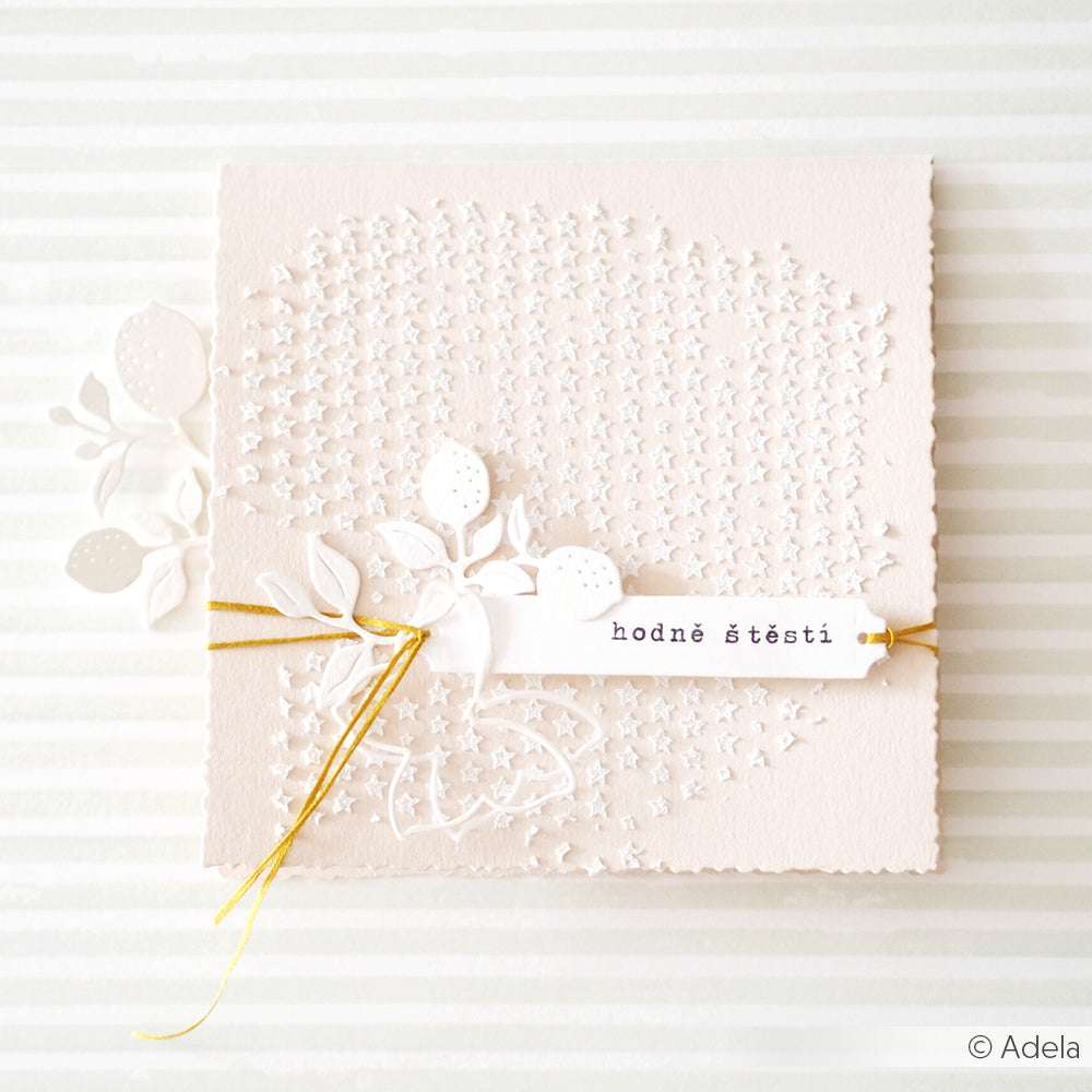 Eine helle, strukturierte Karte von Alexandra Renke mit weißen Blumenakzenten und einem mit gelber Kordel gebundenen "hodně štěstí"-Anhänger, hergestellt mit DieCut Systemen und Stanzen für Designpapier für zarte Details.