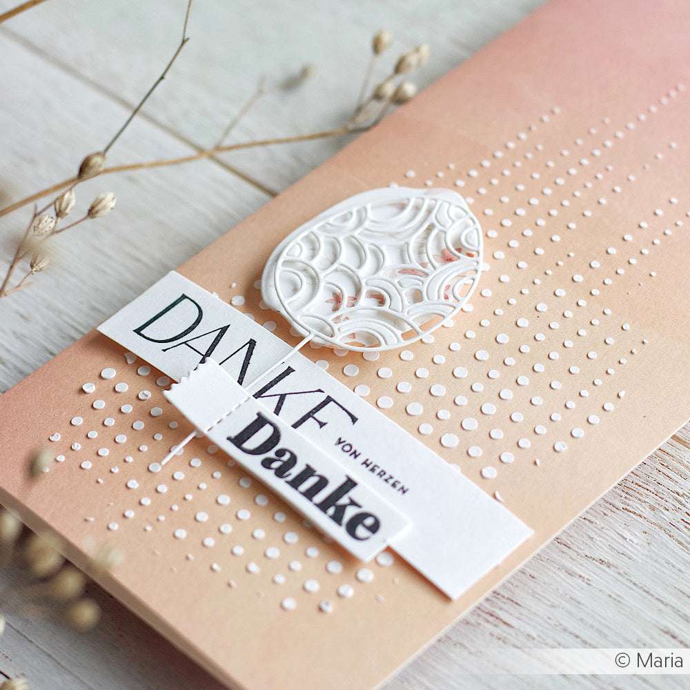 Elegante Danksagungskarte mit geprägten Punkten, einem weißen Spitzenoval, das mit der Motivstanze ausgestanzt wurde, und dem Schriftzug "Danke" auf übereinanderliegenden Streifen - perfekt, um Ihre Kreativität mit den Produkten von Alexandra Renke in Szene zu setzen.
