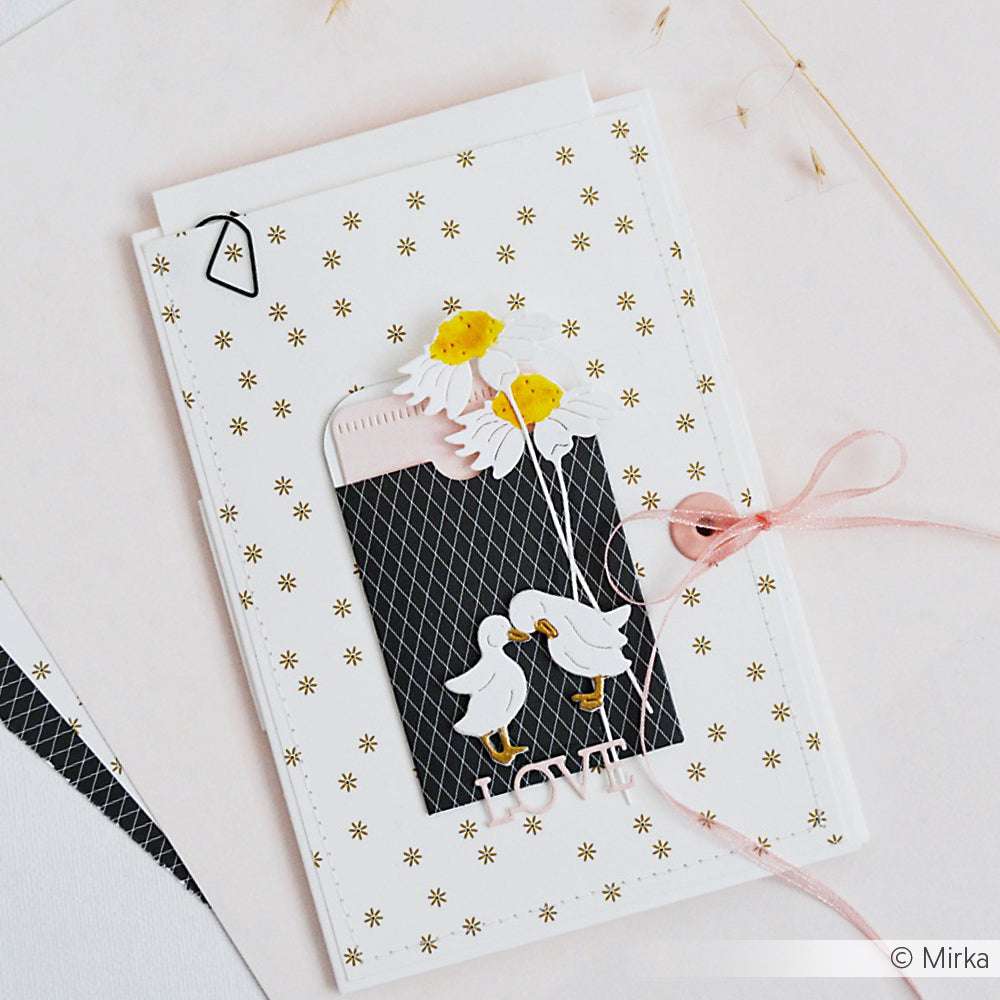 Handgefertigte Karte von Alexandra Renke mit zwei weißen Enten, Gänseblümchen aus der Motivstanze Margeriten-Paar, einer rosa Schleife und elegantem Sternenmusterpapier.