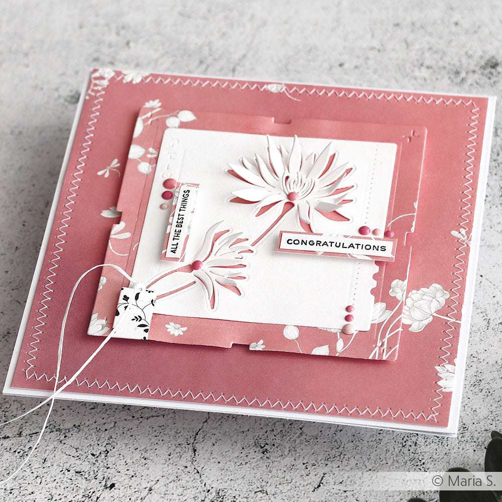 Handgefertigte rosa-weiße Blumenkarte mit Alexandra Renke Designpapier und Papierblumen, mit dem Text "CONGRATULATIONS" auf der Vorderseite.
