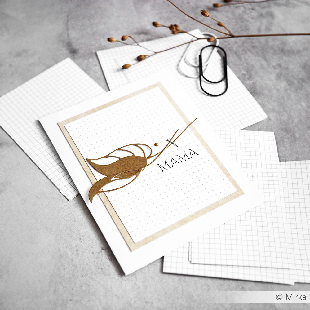 Minimalistische Karte von Alexandra Renke mit einem Blattgoldschnitt mit Motivstanze Blätter Trio, "MAMA" auf gepunktetem Hintergrund, akzentuiert durch elegante Designpapiere und Millimeterpapier.
