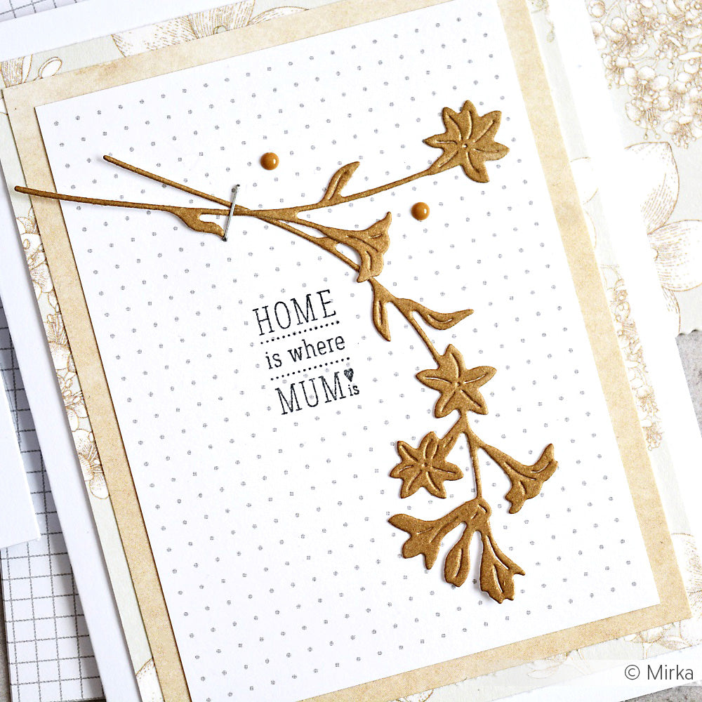 Handgefertigte Karte mit goldenen Blumen aus der Alexandra Renke Motivstanze Kleine Kelchblüten und "HOME is where MUM is" auf gepunkteten weißen Alexandra Renke Designpapieren.