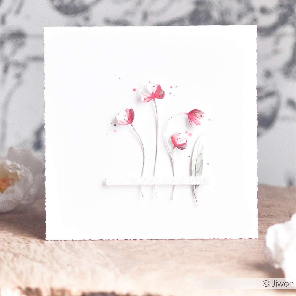 Quadratische weiße Karte von Alexandra Renke mit zarten rosa und roten Aquarellblumen auf hochwertigen Designpapieren. Der strukturierte Hintergrund sorgt für Eleganz - ideal für die Kombination mit DieCut Systeme oder Motivstanze Kleines Klee Trio.