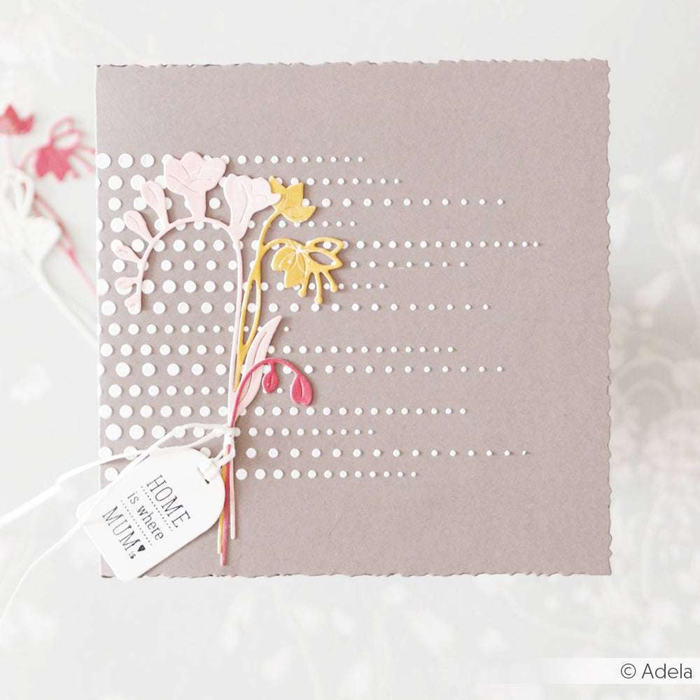 Quadratische Grußkarte von Alexandra Renke mit einem gepunkteten Muster und pastellfarbenen Blumen, die mit DieCut Systemen und Designpapieren hergestellt wurden, sowie einem Anhänger mit der Aufschrift "Home is where your mum is".