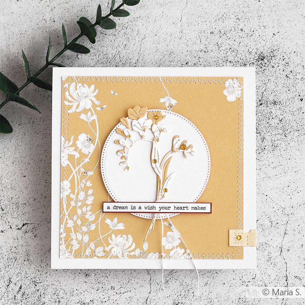 Quadratische Blumenkarte mit gelbem Hintergrund und weißen Blüten aus der Motivstanze Glockenblümchen von Alexandra Renke mit dem Zitat "Ein Traum ist ein Herzenswunsch" - ideal für kreatives Gestaltungspapier oder die Verwendung mit DieCut Systemen.