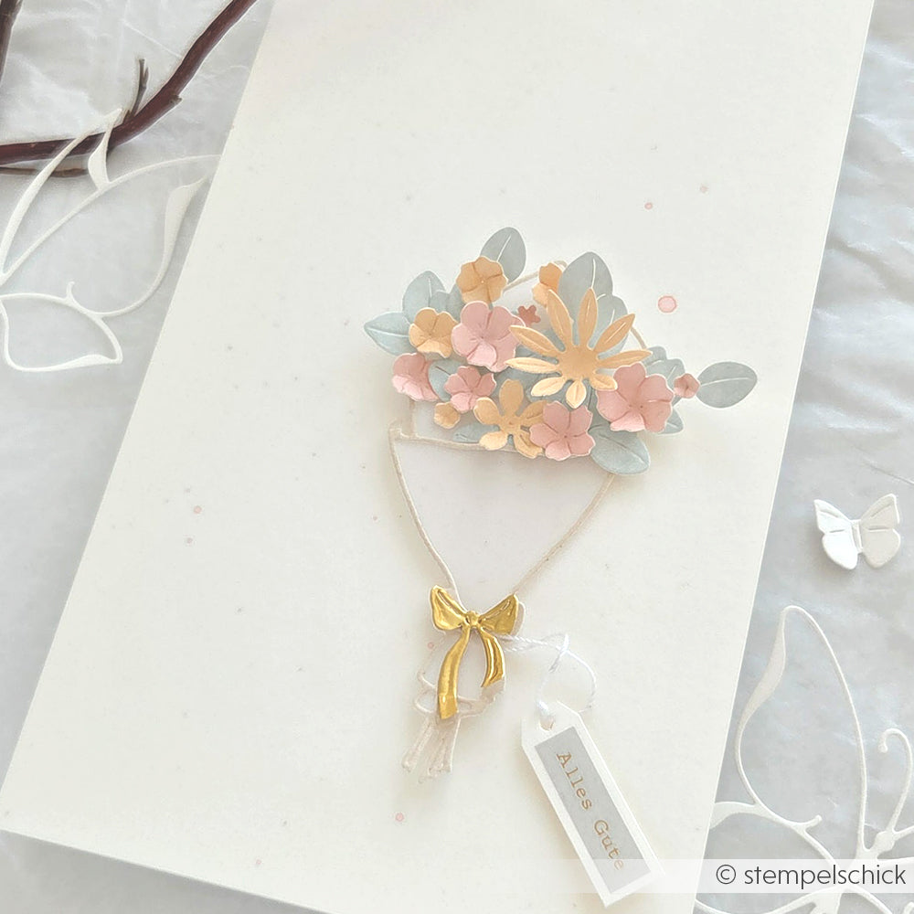 Handgemachte Karte von Alexandra Renke mit pastellfarbenem Papierblumenstrauß, goldener Schleife und "Alles Gute"-Anhänger, hergestellt mit Designpapieren und der Motivstanze Muttertagsstrauß DieCut Systeme.