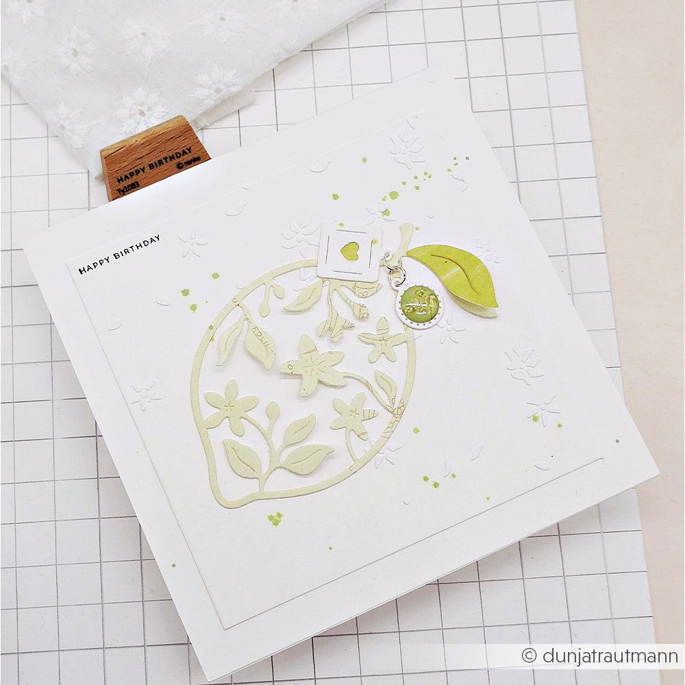 Handgefertigte Geburtstagskarte von Alexandra Renke mit einem hellgrünen Zitronen- und Blumenmotiv, gestaltet mit der Motivstanze „Blumige Zitrone“ auf hochwertigem Designpapier und verziert mit einem kleinen Blatt-Anhänger.