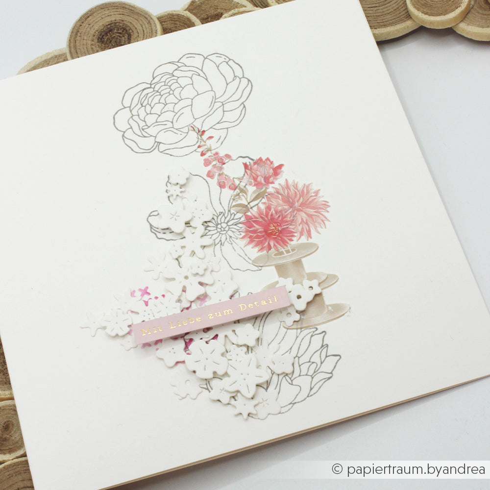 Handgefertigte Blumenkarte von Alexandra Renke mit rosa und weißen Blumen, Ausschnitten der Motivstanze „Streublümchen“, mehrlagigen Designpapieren und einem Grußaufkleber in deutscher Sprache auf weißem Hintergrund.
