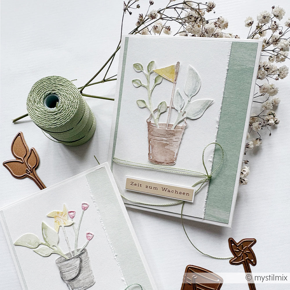 Handgefertigte Karten mit Blumentopf-Motiven, grüner Schnur und Trockenblumen auf weißem Papier, gestaltet mit dem Stanzset „Gartengrüße“ von Alexandra Renke und Designpapieren für einen bezaubernden, individuellen Look.