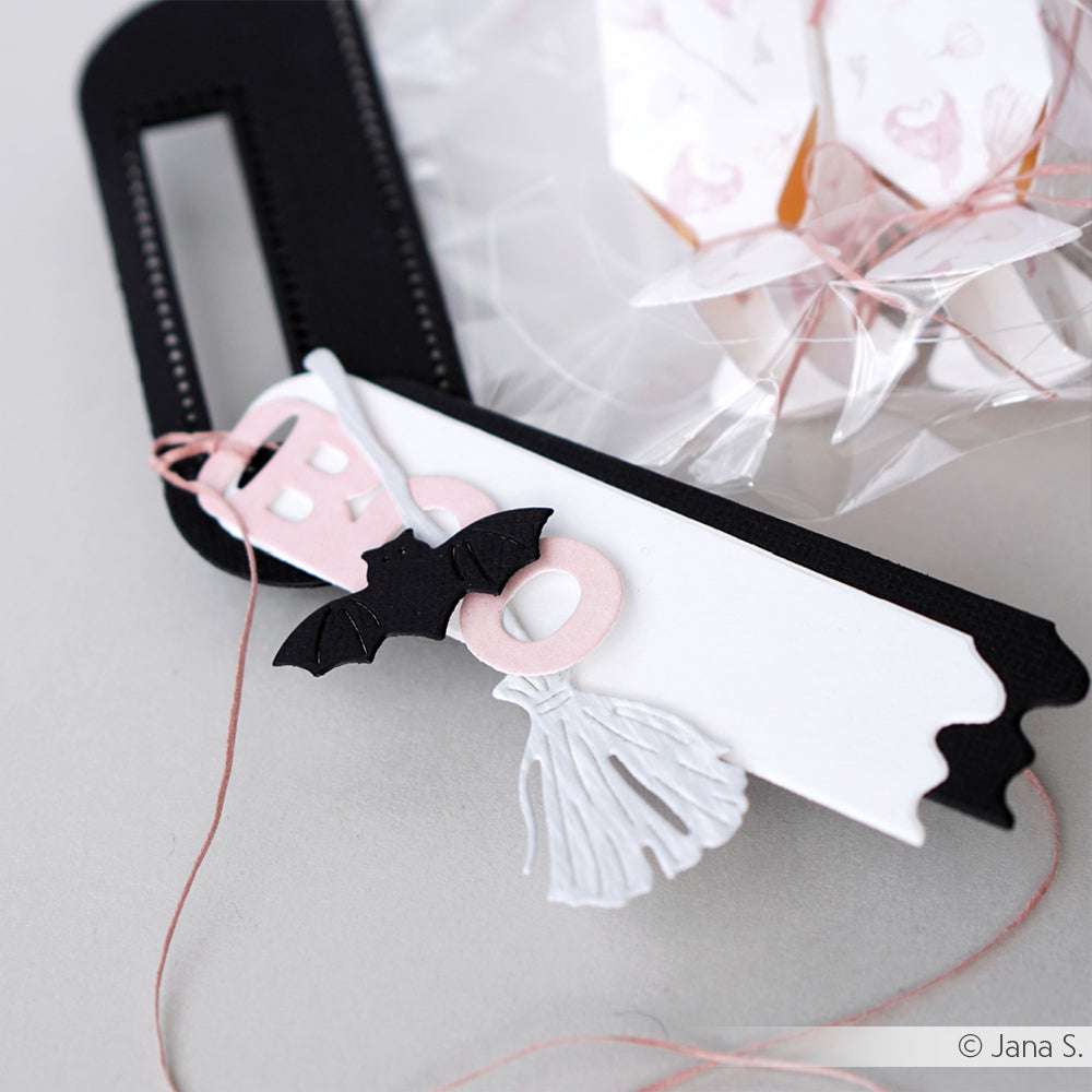 Geschenkanhänger mit "BOO", einer Fledermaus und einem Hexenbesen auf einem schwarz-weißen Etikett - verziert mit Alexandra Renke Motivstanze Fledermausschwarm Dies für detaillierte Akzente.