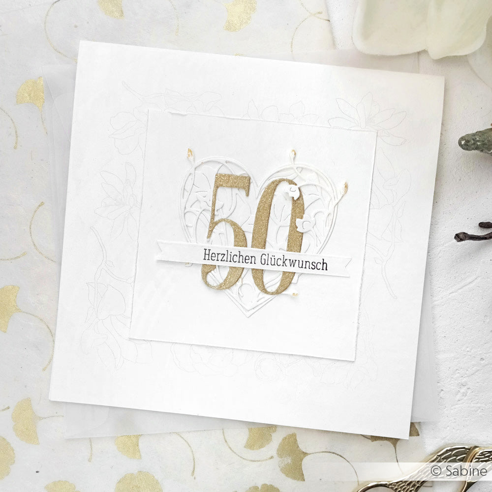 Weiße Karte von Alexandra Renke mit einer goldenen 50 über einer Herzkontur und dem Text "Herzlichen Glückwunsch" - perfekt, um Kreativität zu feiern oder besondere Kollektionen und Pakete stilvoll zu präsentieren.