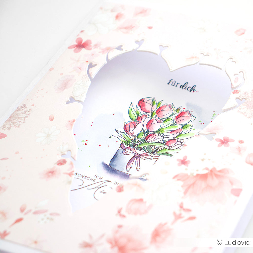 Grußkarte von Alexandra Renke mit einem herzförmigen Ausschnitt aus Motivstanze Ranken-Herz und elegantem Designpapier, mit einem Strauß rosa Tulpen und dem Spruch "für dich".