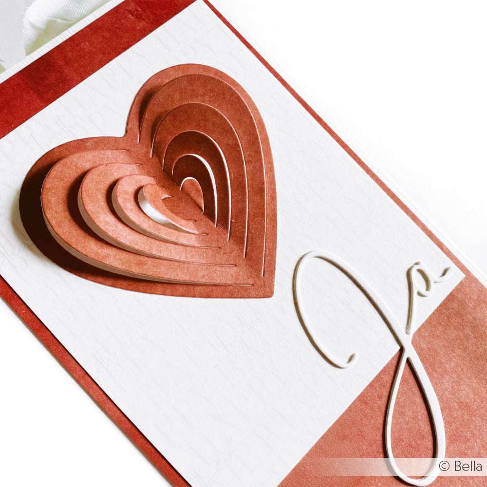 Eine Grußkarte von Alexandra Renke mit geschichteten roten Herzen mit Designpapieren, einem großen, eleganten Buchstaben J und einem weiß-roten Hintergrund, der mit dem Effekt Motivstanze Pop-Up Herz veredelt wurde.