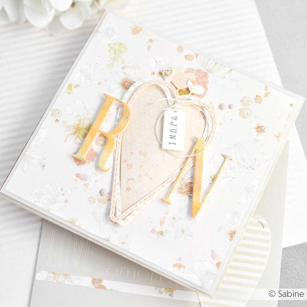 Eine florale Hochzeitskarte von Alexandra Renke mit elegantem Designpapier, goldenen Buchstaben R und N, einem Herz und einem kleinen "4 you"-Anhänger, der mit der Motivstanze Herz-Tag Die hergestellt wurde.