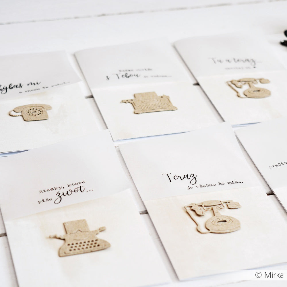 Sechs Grußkarten mit Vintage-Telefon- und Schreibmaschinenmotiven, angeordnet auf einer weißen Fläche und gestaltet mit den Alexandra Renke Motivstanze Telefon Set Stanzformen für präzise, von Stanzsystemen inspirierte Details.