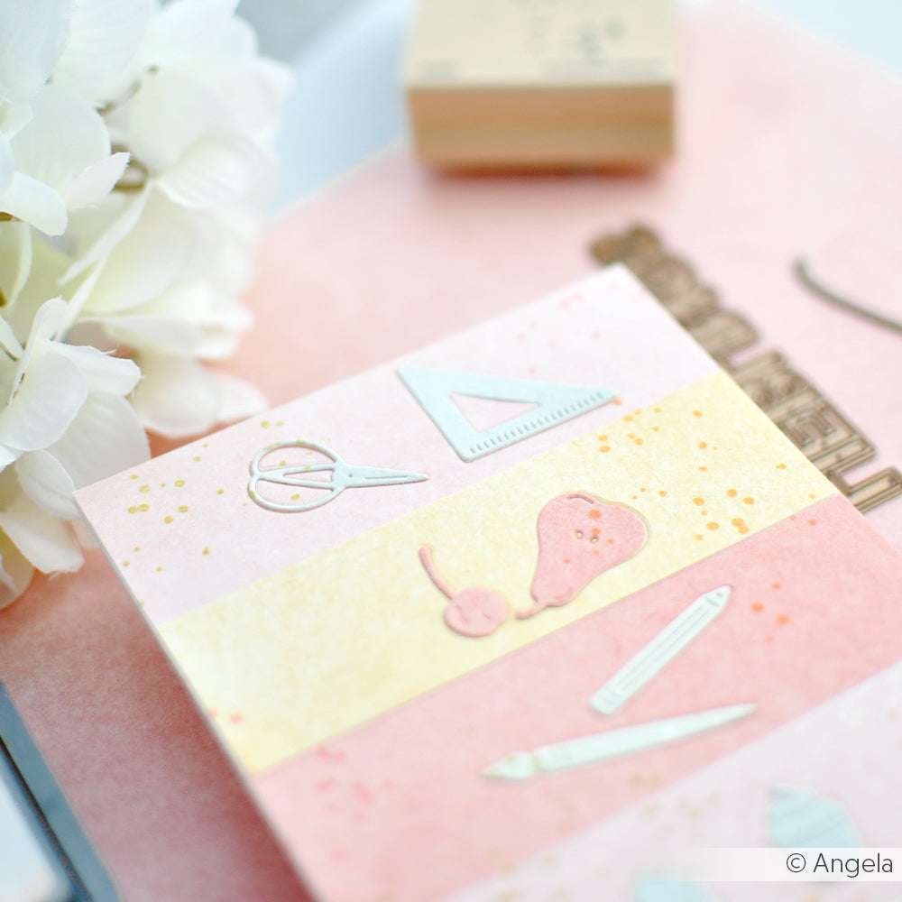 Die pastellfarbenen Haftnotizen von Alexandra Renke zeigen Illustrationen von Schulsachen und sehen neben weißen Blumen wunderschön aus - perfekt, um sie mit Ihrem Lieblings-Bastelset zu kombinieren oder neben der Motivstanze für kreative Projekte zu verwenden.