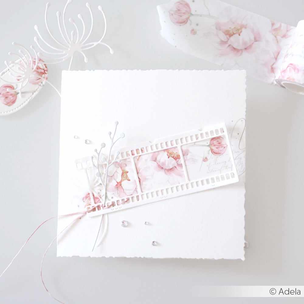 Quadratische weiße Karte mit rosafarbenen Blumenakzenten, Filmstreifen-Dekor aus Alexandra Renke Motivstanze Analog Film Rahmen und zarten Designpapiere-Verzierungen auf hellem Hintergrund.