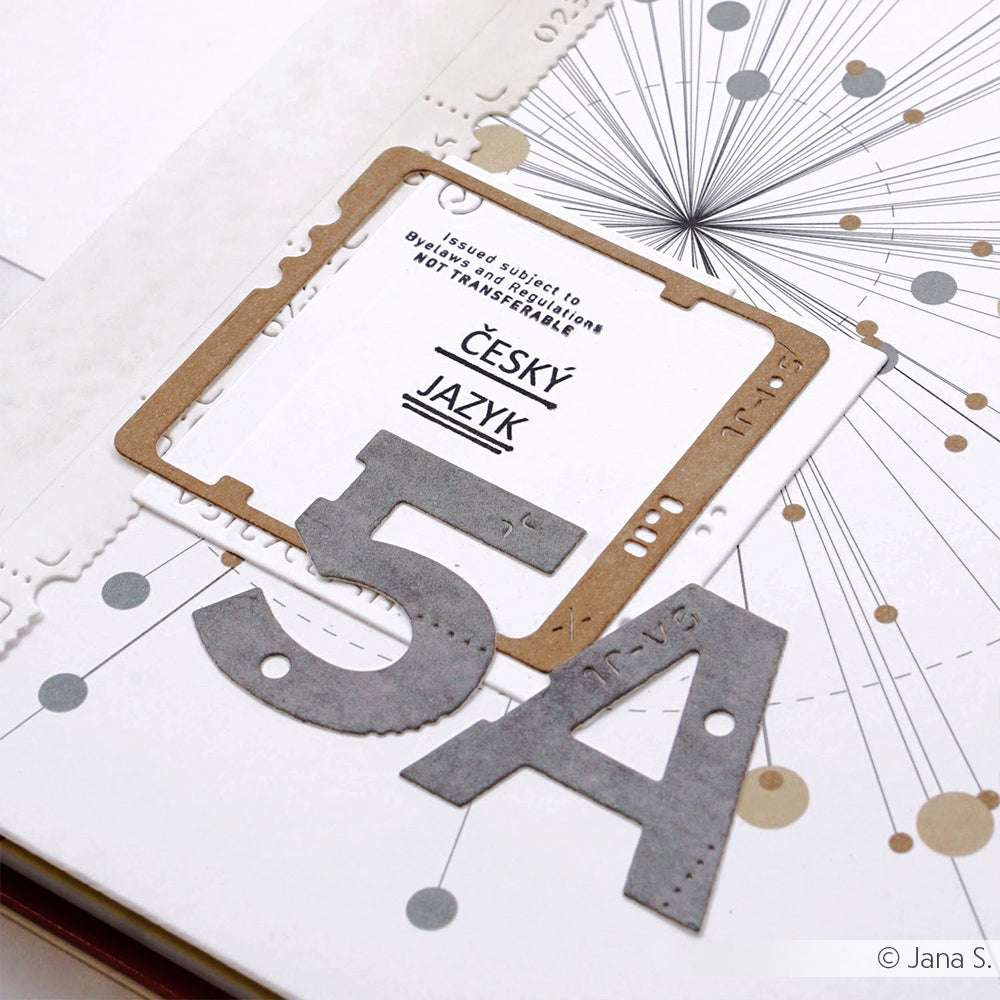 Eine Scrapbook-Seite mit ausgeschnittenen Buchstaben, Zahlen und ČESKÝ JAZYK auf weißem Papier, hergestellt mit Alexandra Renke DieCut Systemen und Designpapieren für einen kreativen Touch.