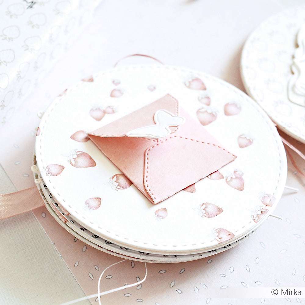 Runde Karte mit rosafarbenen Erdbeeren und einem kleinen rosafarbenen Umschlag, der auf der Vorderseite mit einem weißen Herz verschlossen ist, von Alexandra Renke, perfekt für die Kombination mit Designpapieren oder Motivstanze Umschläge Wish Dies.