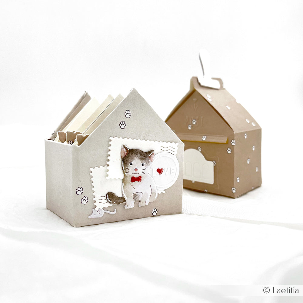 Zwei Papierhalter in Hausform mit Pfotenabdrücken und einer Katzenillustration auf der Vorderseite, hergestellt mit der Motivstanze Kätzchen Familie Dies von Alexandra Renke für bezaubernde Kreationen von Stanzsysteme.