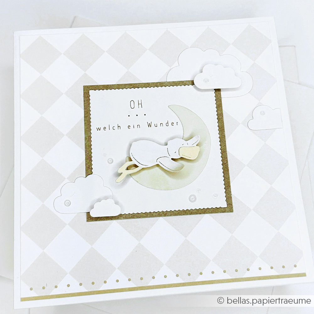 Quadratische Karte von Alexandra Renke mit einem schlafenden Baby auf einer Mondsichel, Wolken und dem deutschen Text "OH ... welch ein Wunder." Ideal für Designpapiere oder zur Kombination mit Ihrem Lieblingsmotivstempel wie der Gute-Nacht-Ente.