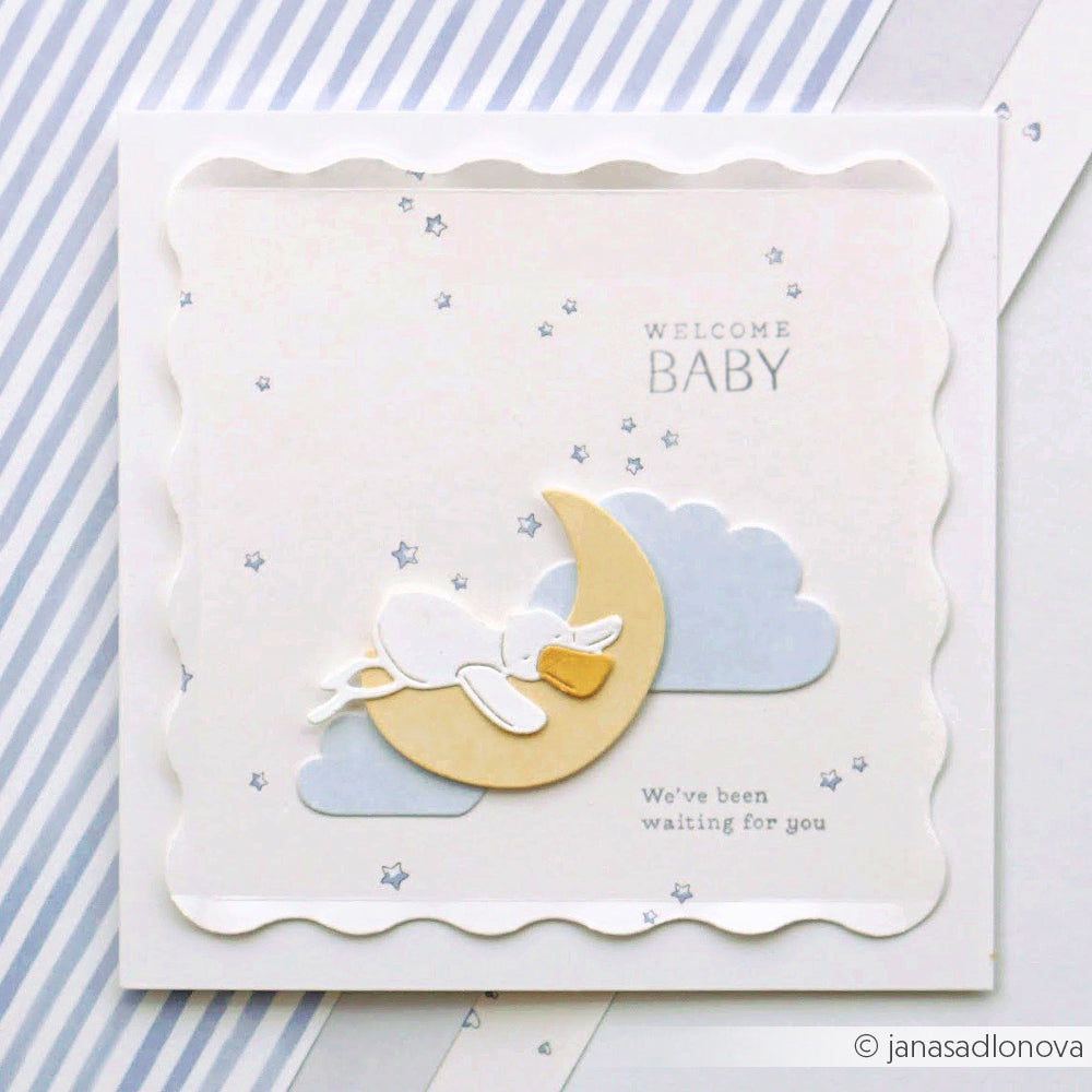 Alexandra Renke Grußkarte mit einem Storch, der ein Baby auf einer Mondsichel mit Sternen und "Welcome Baby" trägt - ideal, um Ihrem Projekt mit DieCut Systemen oder Stanzen für Designpapier ein kreatives Flair zu verleihen.