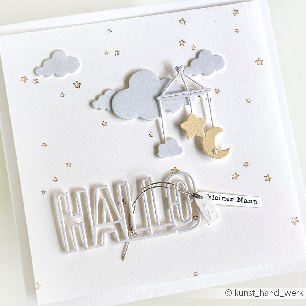 Quadratische Karte mit Wolken, kleinen Sternen, einem Mond- und Sternenmobile sowie "HALLO" in fetten, transparenten Buchstaben - ideal, um Ihre Lieblingsdesignpapiere von Alexandra Renke zu präsentieren oder mit der Motivstanze Schlafgefährten zu kombinieren.