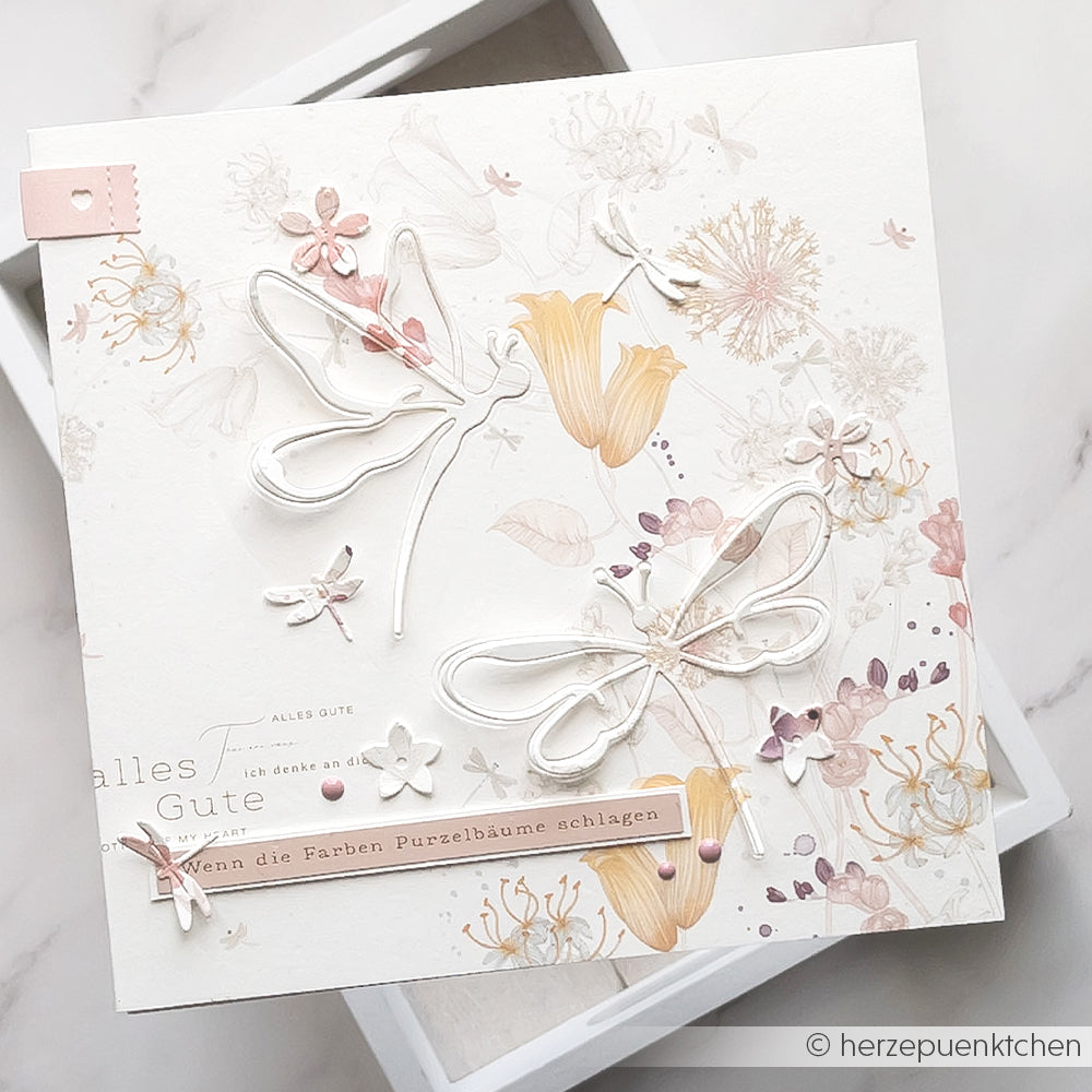 Handgemachte Blumenkarte von Alexandra Renke mit 3D-Libellen (Motivstanze Libelle), pastellfarbenen Blumen und deutschem Text auf weißem Premium Designpapier. Perfekt für besondere Anlässe.