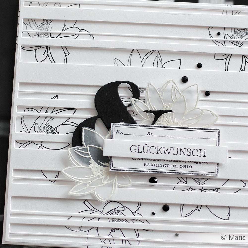 Eine monochrome Karte von Alexandra Renke mit floralen Skizzen, geschichteten Streifen, Blumen und "GLÜCKWUNSCH" in der Mitte, gestaltet mit eleganten Designpapieren.
