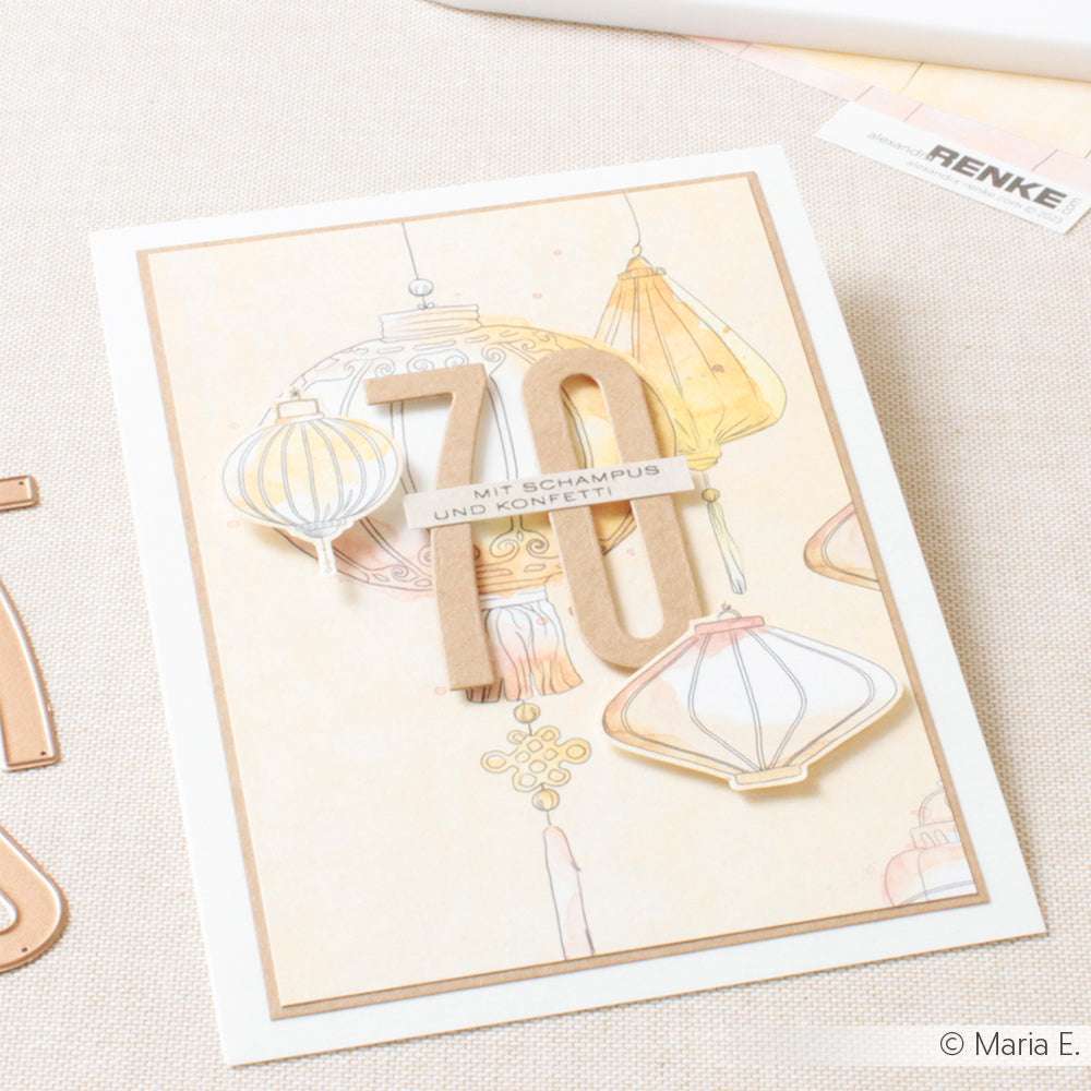 Grußkarte von Alexandra Renke mit dem Motiv "70" und deutschem Text, verziert mit pastellfarbenen Laternen auf hellem Hintergrund. Gefertigt mit Motivstanze Schmale Zahlen für präzise Details.